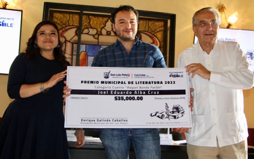 Se entregan premios a ganadores del Premio Municipal de Literatura en cuento y poesía