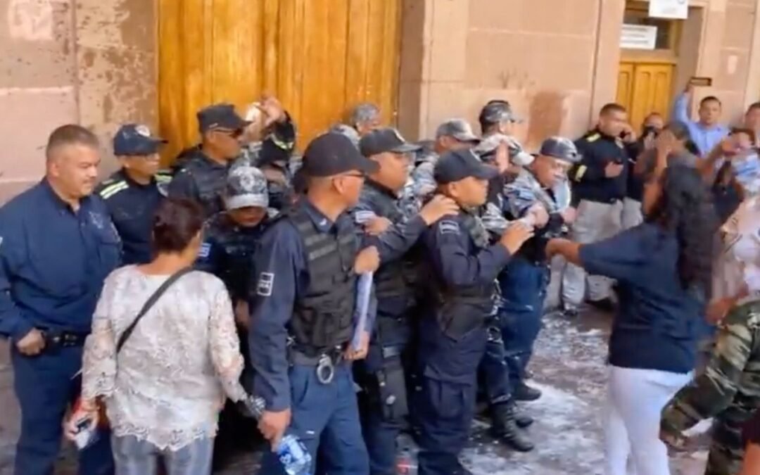 Grupo de personas agrede y violenta a Policías Municipales