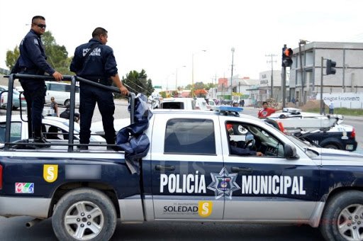POLICÍAS DE SOLEDAD LEVANTAN, GOLPEAN Y LANZAN A LAS AGUAS NEGRAS A DOS JÓVENES