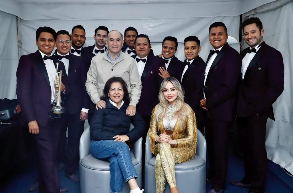 La Vecindad Santanera llenó la Plaza de Fundadores con la música y el baile de varias generaciones