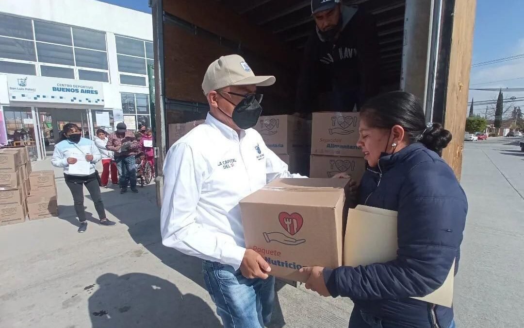 Por la seguridad alimentaria de los potosinos, familias de La Pila y Peñasco reciben paquetes de leche y pescado