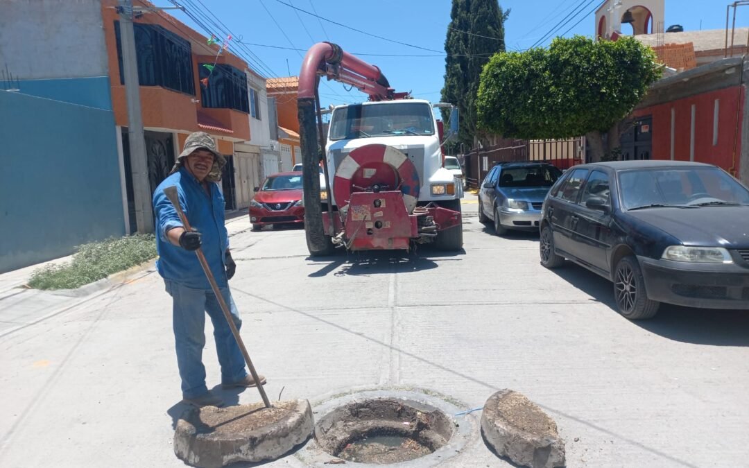 INTERAPAS DESTAPA LÍNEAS DE DRENAJE EN SGS; EXTRAEN CASI UNA TONELADA DE BASURA