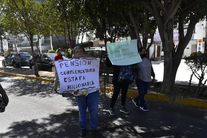 ENFURECIDOS JUBILADOS ESTATALES TRUENAN CONTRA GALLARDO