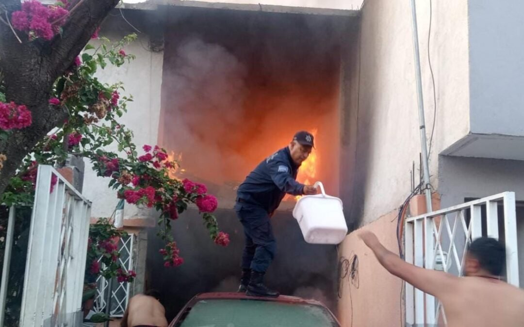 Guardia Municipal sofoca incendio en vivienda ubicada en la Unidad Habitacional Ponciano Arriaga