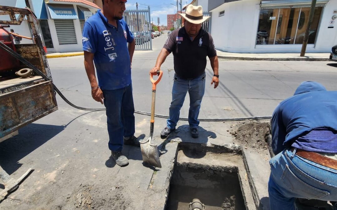 REPARA INTERAPAS FUGA PROVOCADA POR UNA EMPRESA CONSTRUCTORA EN LA COLONIA BARRIO LOS VERGELES