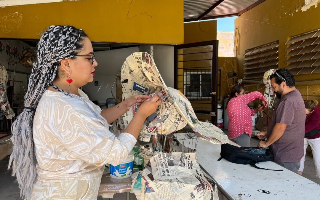 Promotores Culturales de colonias trabajan en la elaboración de Calaveras Monumentales