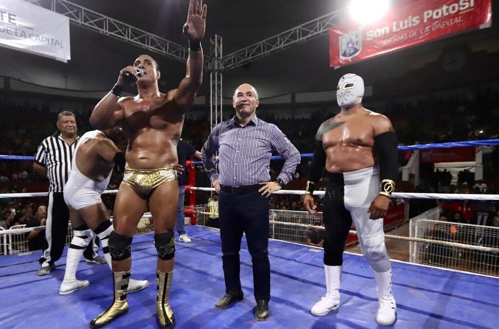 Gobierno de la Capital llevó una histórica función de lucha libre a una Plaza de Toros repleta de contentos aficionados