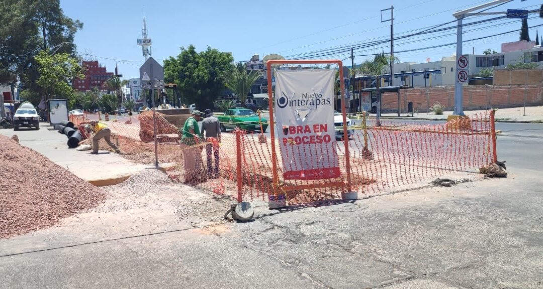 INTERAPAS ATIENDE COLAPSO EN LA AVENIDA VENUSTIANO CARRANZA EN LA COLONIA JARDÍN
