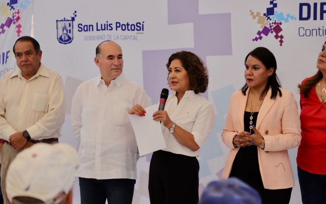 Presidenta del DIF Municipal, Estela Arriaga, y Alcalde Enrique Galindo, hacen entrega masiva de lentes graduados