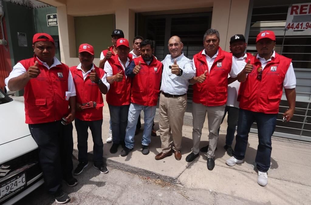 Alcalde Enrique Galindo inicia la entrega de regaderas ahorradoras de agua que donó Coca-Cola al Gobierno de la Capital