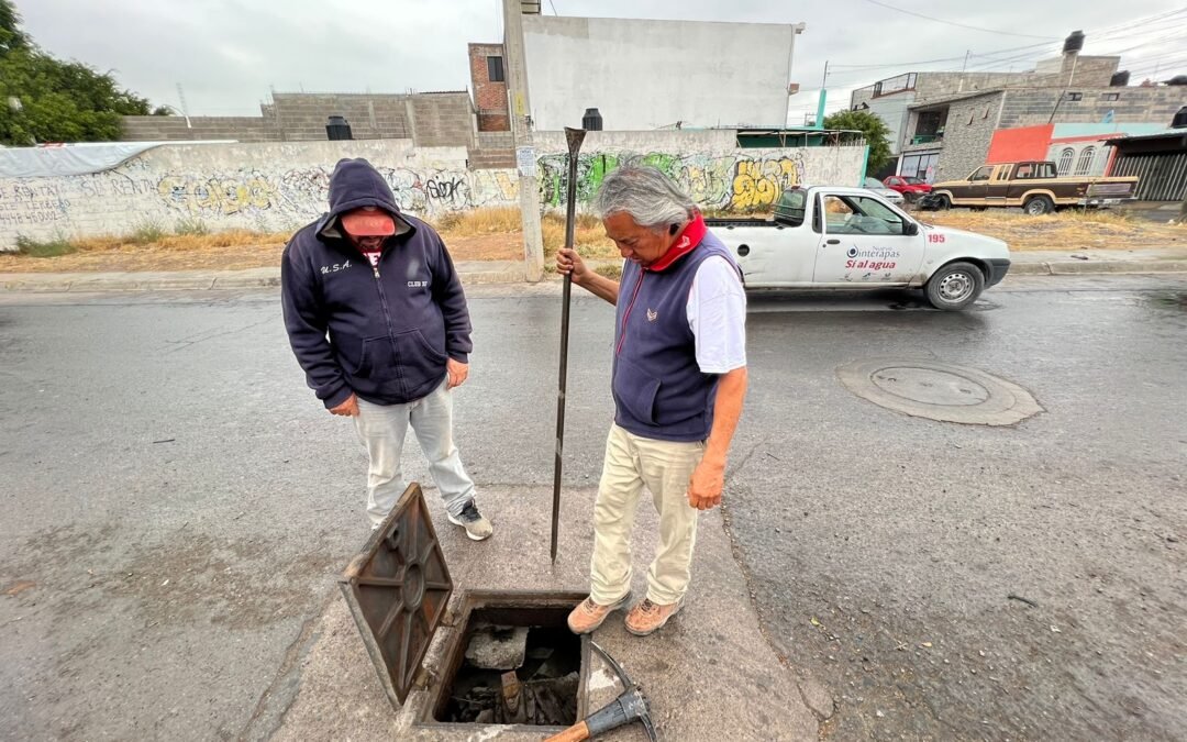 INTERAPAS DA MANTENIMIENTO A CAJAS DE VÁLVULAS EN LA COLONIA PRADOS DE SOLEDAD; BUSCA MEJORAR EL SUMINISTRO