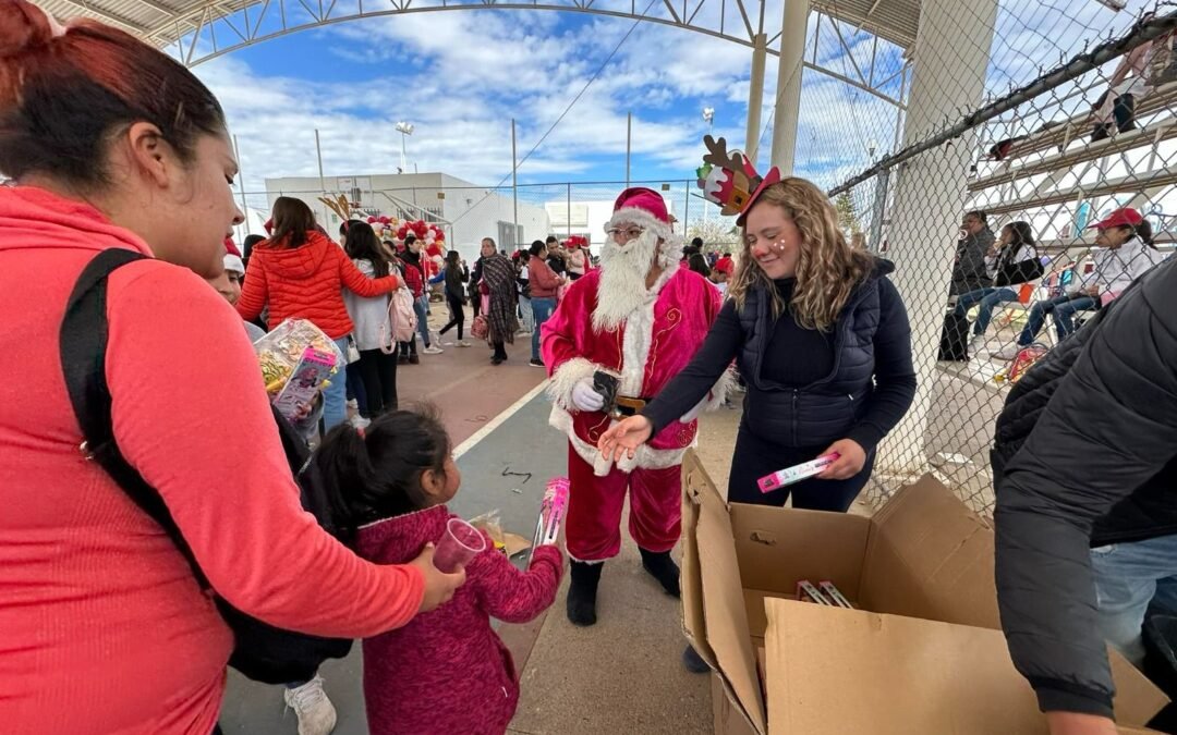 Gobierno Municipal entrega kits navideños para fomentar la convivencia vecinal