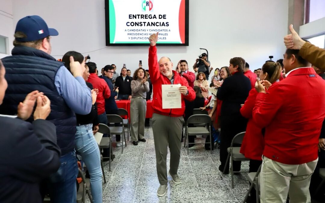 Enrique Galindo recibe constancia como candidato de PRI-PAN-PRD a la Alcaldía de la Capital