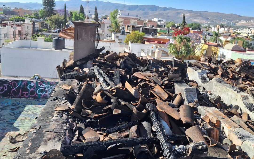 Autoridades municipales y cuerpo de Bomberos sofocan incendio en casona abandonada por sus dueños en avenida Carranza