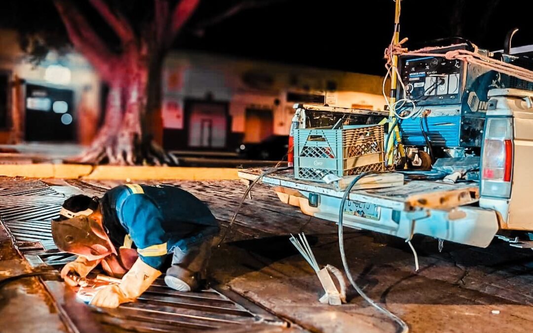 En trabajos nocturnos, Gobierno de la Capital repara las rejillas de alcantarillado del Centro Histórico