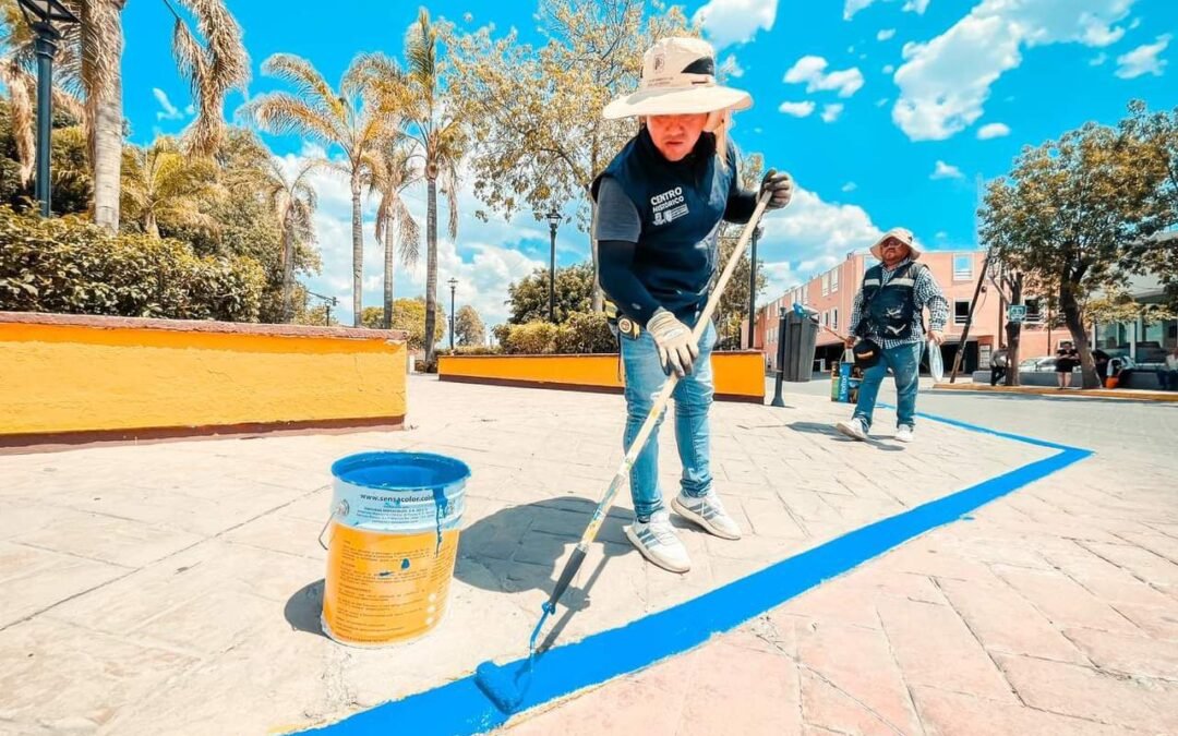 Ayuntamiento de SLP brinda mantenimiento a la Plaza del Milenio