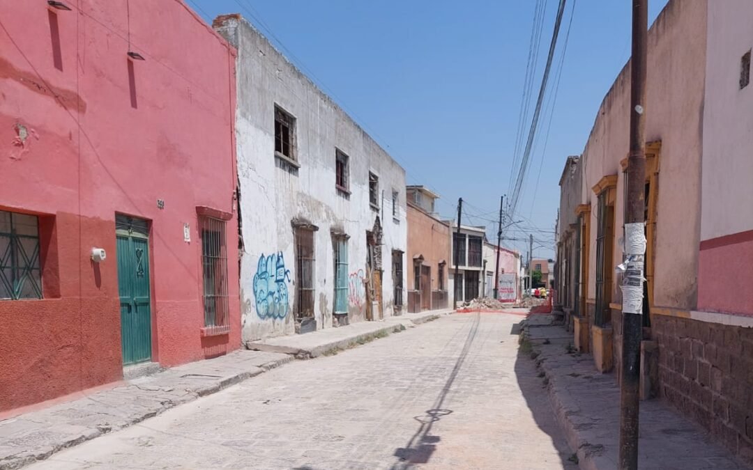 En lo que va del año, el Nuevo Interapas reparó 45 drenajes colapsados para resolver problemas de salud a cientos de familias potosinas.
