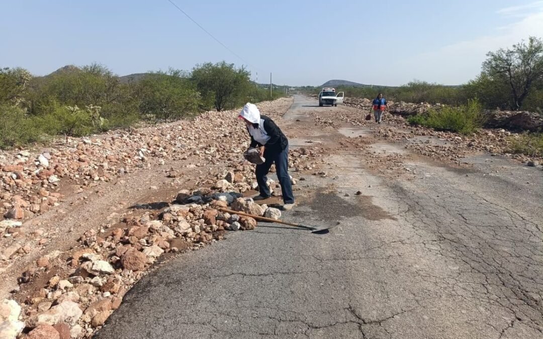 Dependencias municipales conjuntan acciones para garantizar vialidades seguras en la zona rural