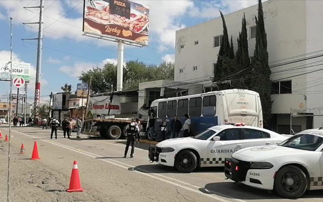 Con vida, familia que viajaba en tráiler siniestrado en carretera federal 57