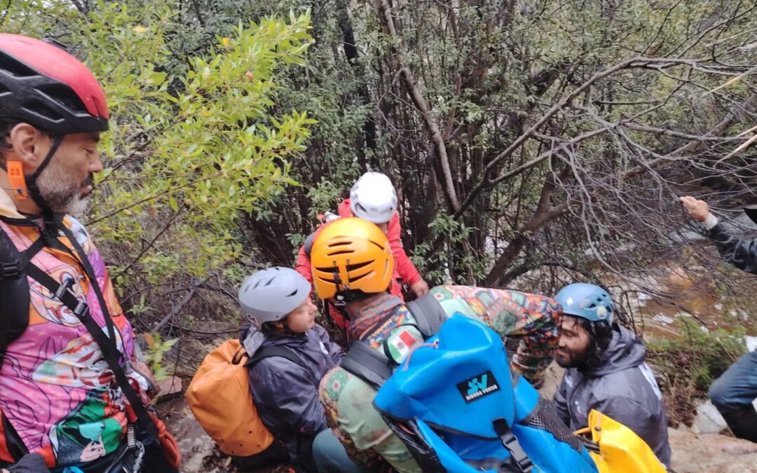 RESCATAN SENDERISTAS EN SIERRA DE SAN MIGUELITO