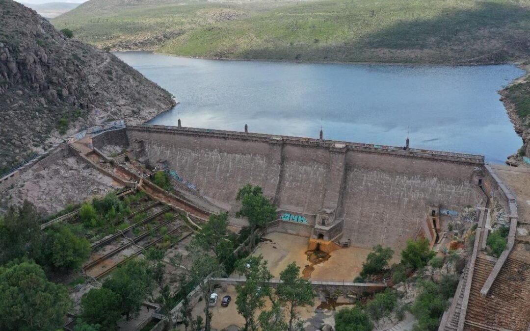Como medida de seguridad, Interapas inicia desfogue controlado de excedentes de la presa “San José” sobre el bulevar “Río Santiago.