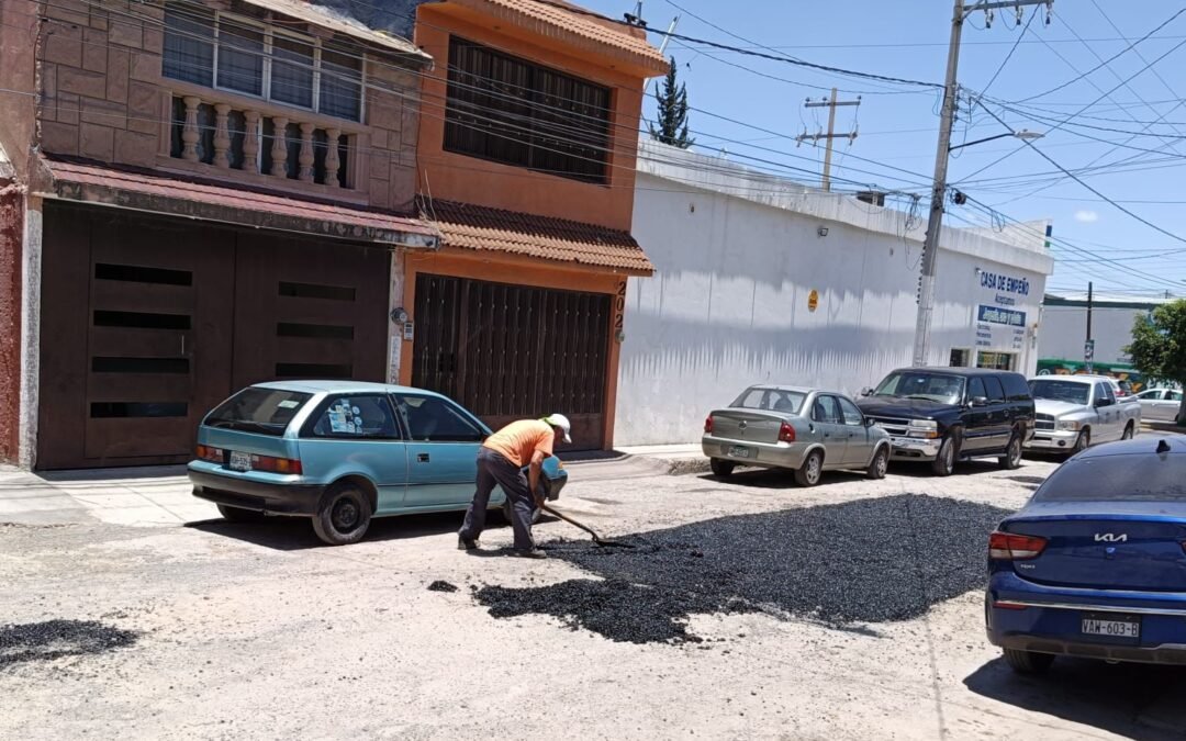 Con bacheo emergente, Gobierno Municipal atiende colonias del centro y poniente de la ciudad