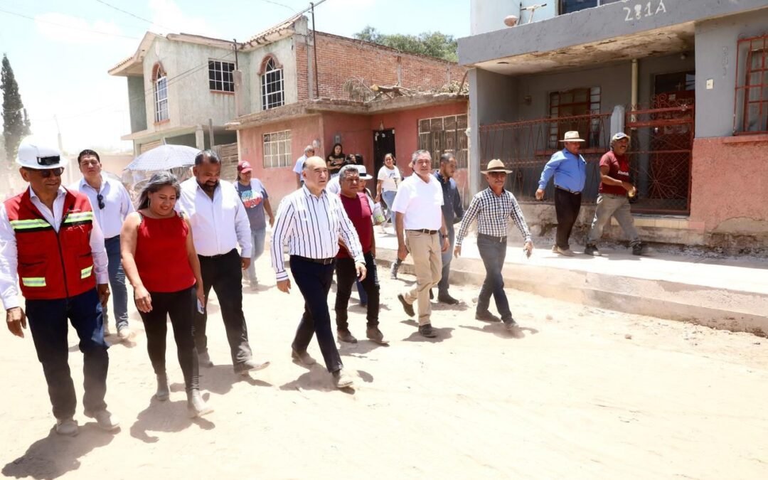 Tras 30 años de abandono, Alcalde Galindo hace realidad la pavimentación en colonia Mártires de la Revolución