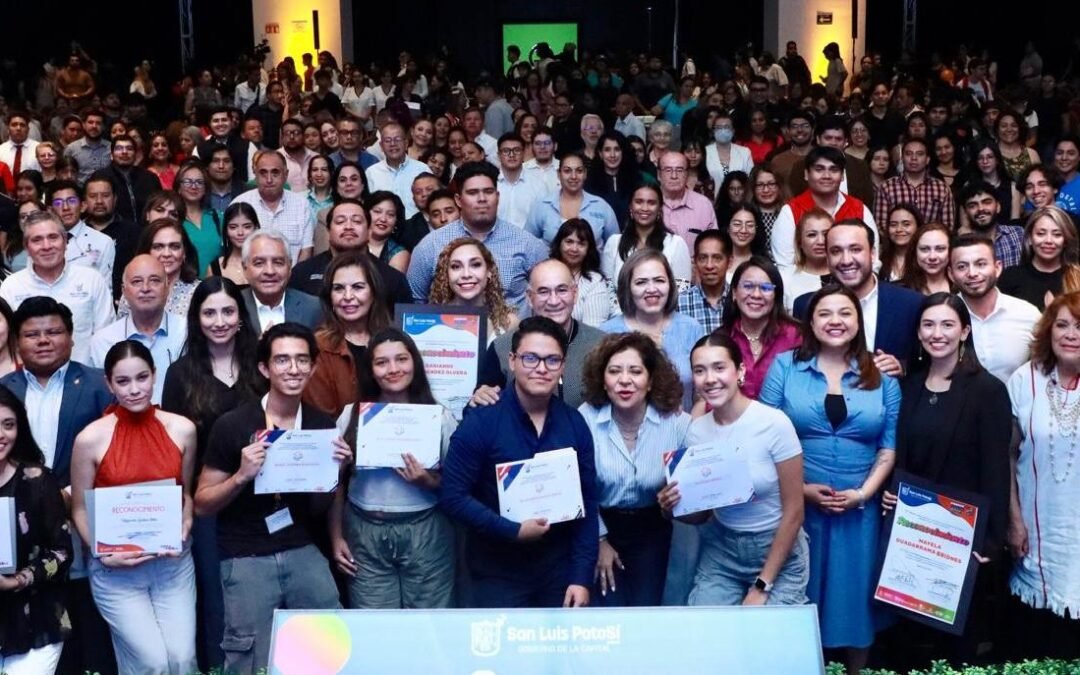 Ratifica Enrique Galindo impulso a la juventud con entrega de premios municipales y estímulos educativos