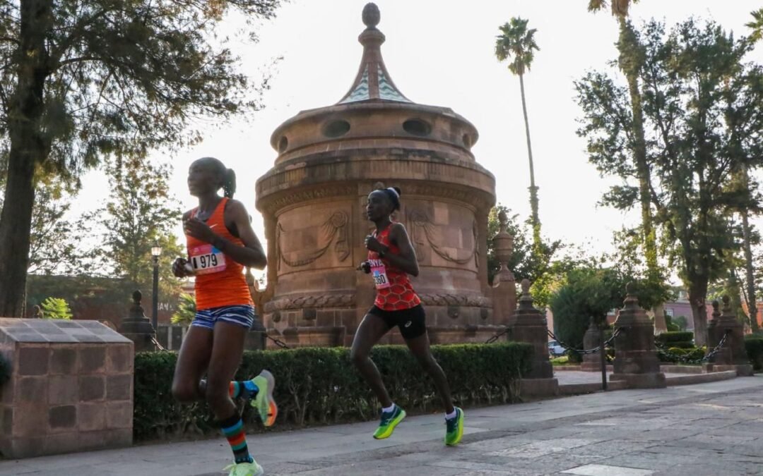 Iván Maya ganó dramáticamente el Medio Maratón La Capital del Deporte 2024; Gesabwa Risper Biyaki, triunfadora femenil