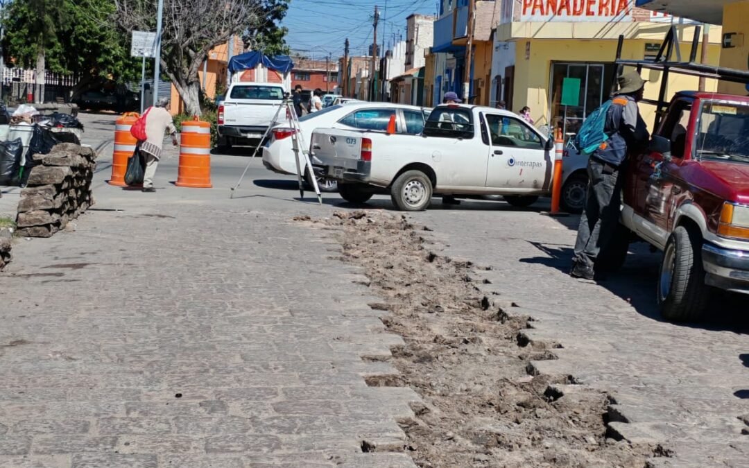 Tras colapso, Interapas inicia trabajos de reparación en red de saneamiento en la colonia San Luis.