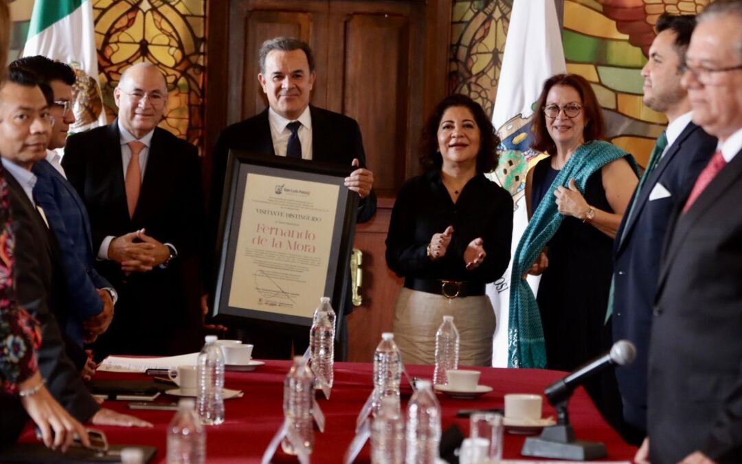 Cabildo conmemora Aniversario 432 de Fundación de SLP; Alcalde Galindo nombra visitante distinguido a Fernando de la Mora