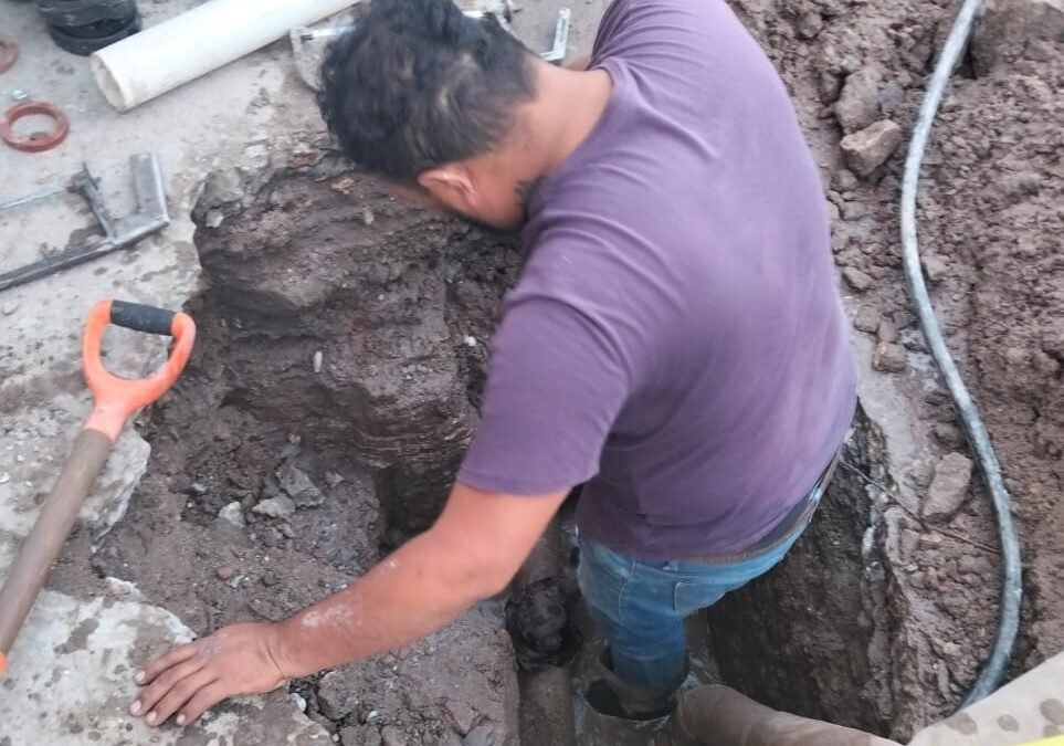 Interapas repara fuga de agua potable que brotaba debajo de un poste de una compañía telefónica.