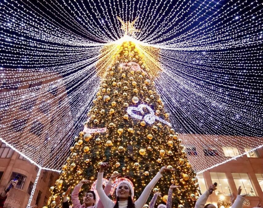 Alcalde Galindo enciende el monumental Árbol de Navidad y pone en marcha el Carrusel en el Centro Histórico