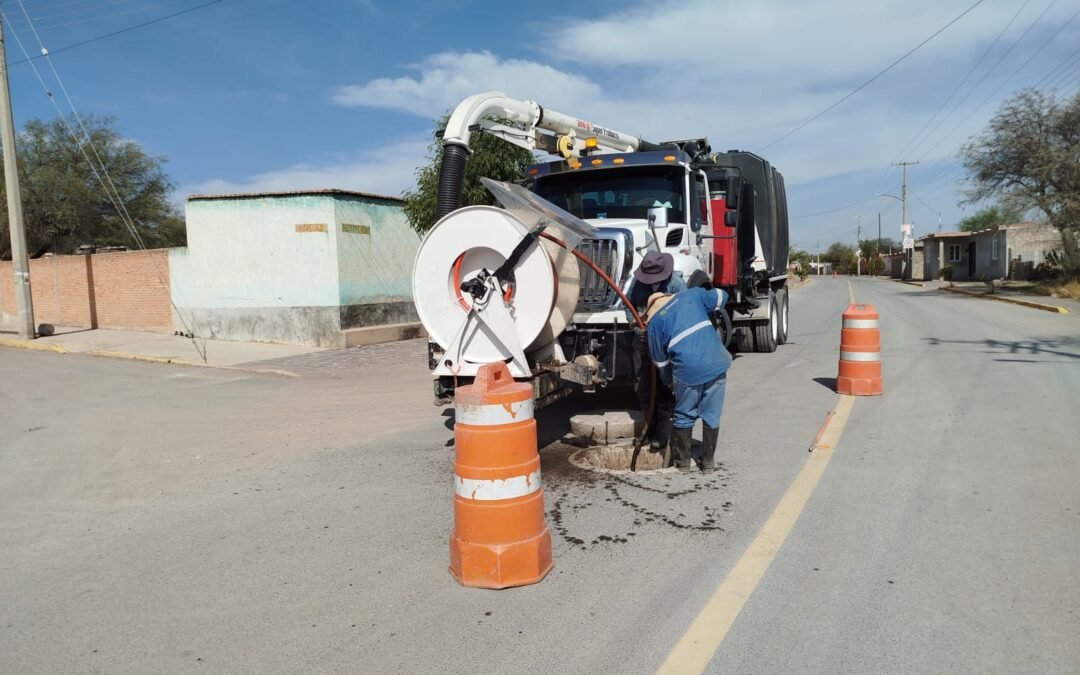Gobierno de la Capital realiza desazolve de drenaje en La Pila para prevenir desbordamientos