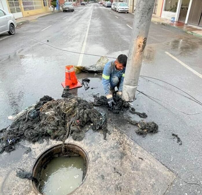 En la Industrial Aviación, Interapas extrae casi 400 kilos de basura de alcantarillas
