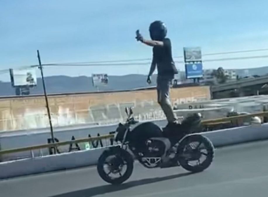 MOTOCICLISTAS RETAN A POLICÍA Y TERMINAN CHOCANDO