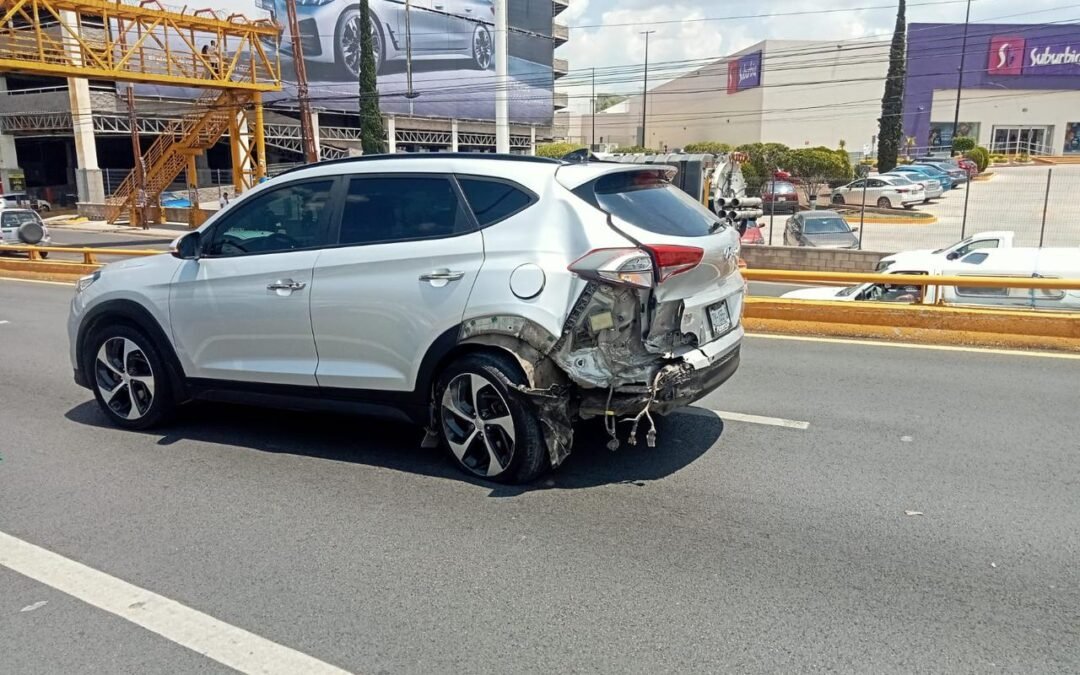 Choque en av. Salvador Nava Martínez se generó por desvanecimiento de conductora de vagoneta