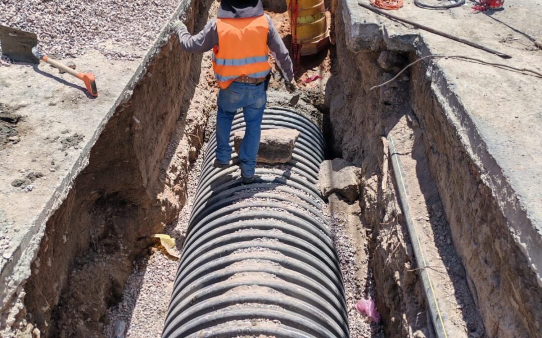 Interapas atiende socavón en avenida Adolfo López Mateos.