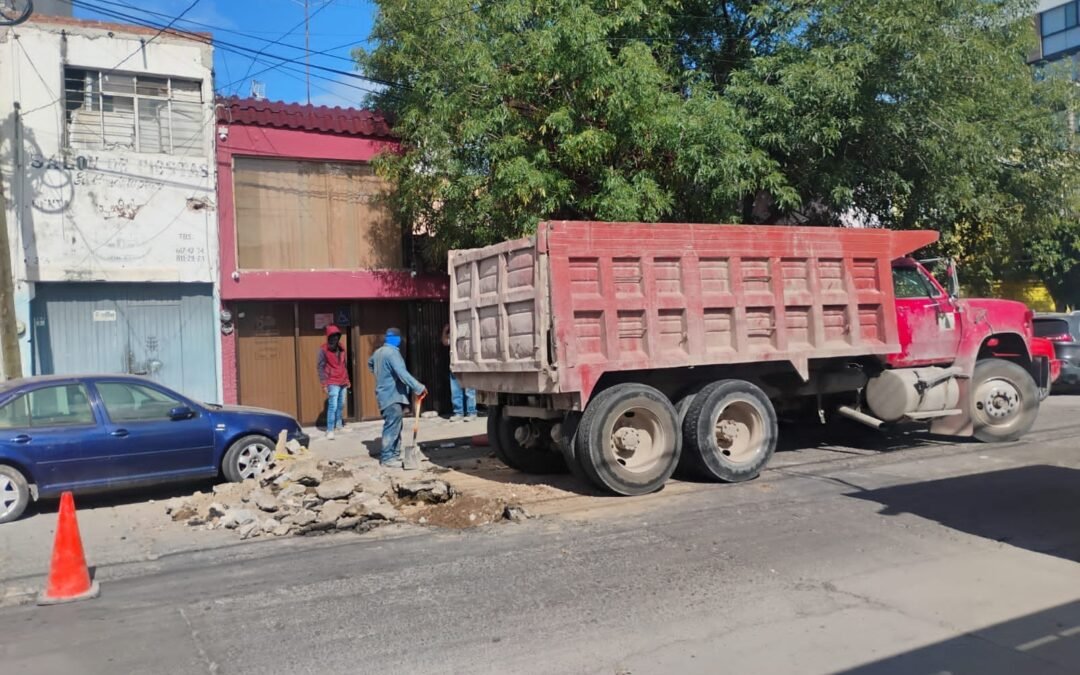 Interapas mejora servicio sanitario en Mariano Otero y restituye pavimento