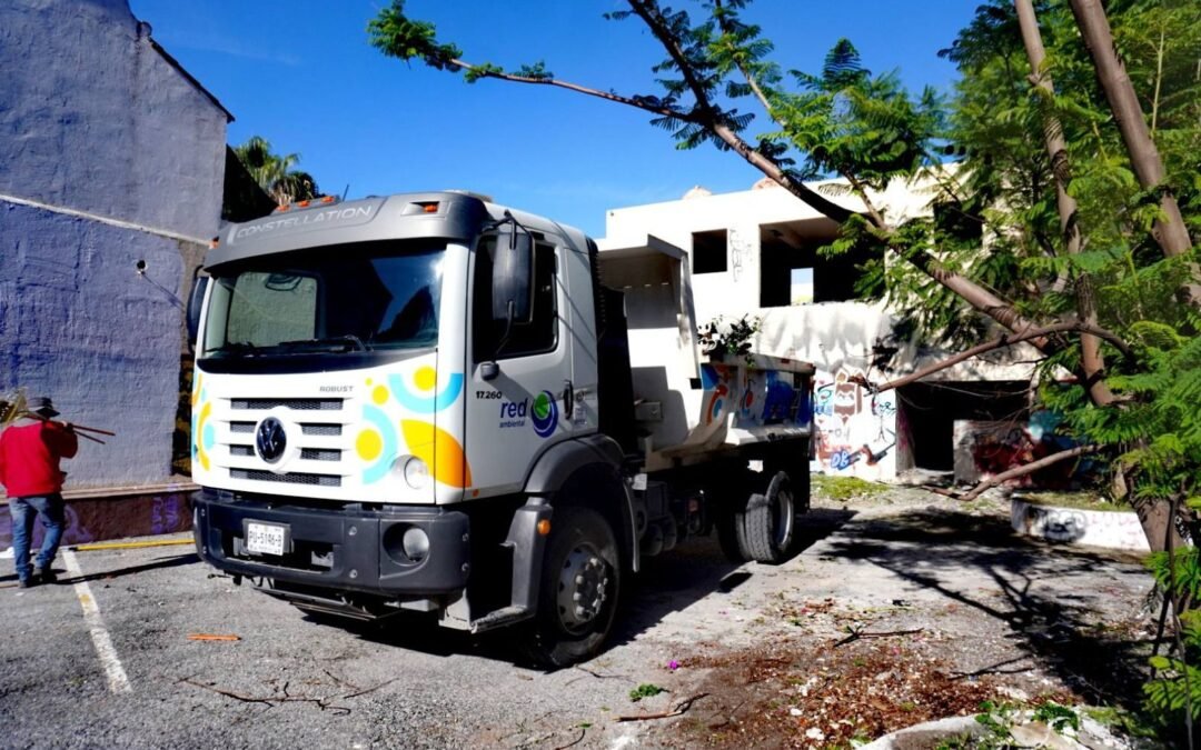 Gobierno de la Capital refuerza limpieza urbana con barredora mecánica en avenidas principales