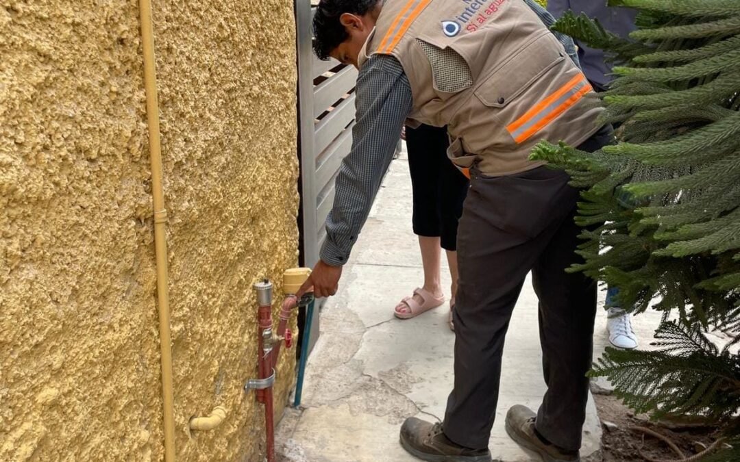 Interapas garantiza calidad del agua en calle Montes Blancos, tras renovación de red de agua potable.