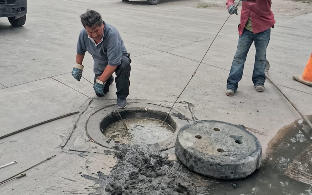Interapas atiende fuga de drenaje en Acceso Norte.