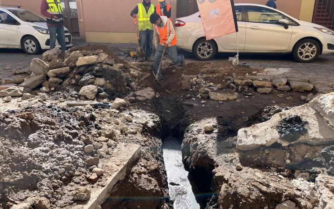 Obras Públicas atiende hundimiento por colapso de descarga en la colonia Tequisquiapan