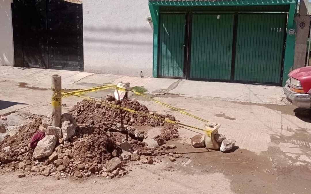 Interapas interviene línea de agua en la colonia Villa Alborada