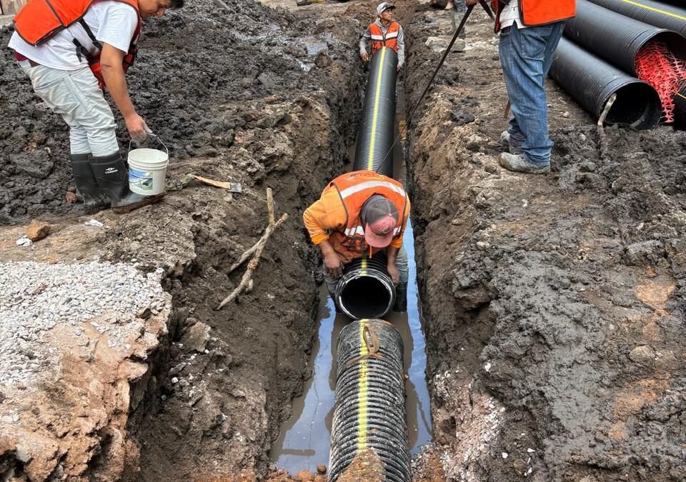 Avanza la construcción integral en la calle Julián de los Reyes, dentro del programa Vialidades Potosinas 2.0
