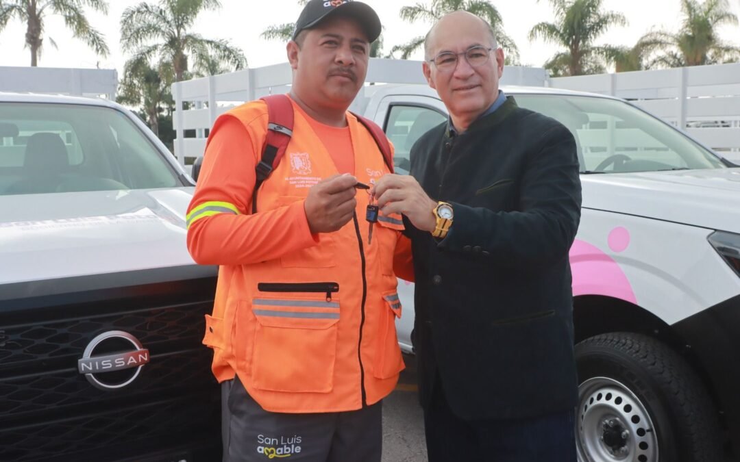 Fortalece Alcalde Galindo áreas operativas, entrega vehículos y uniformes