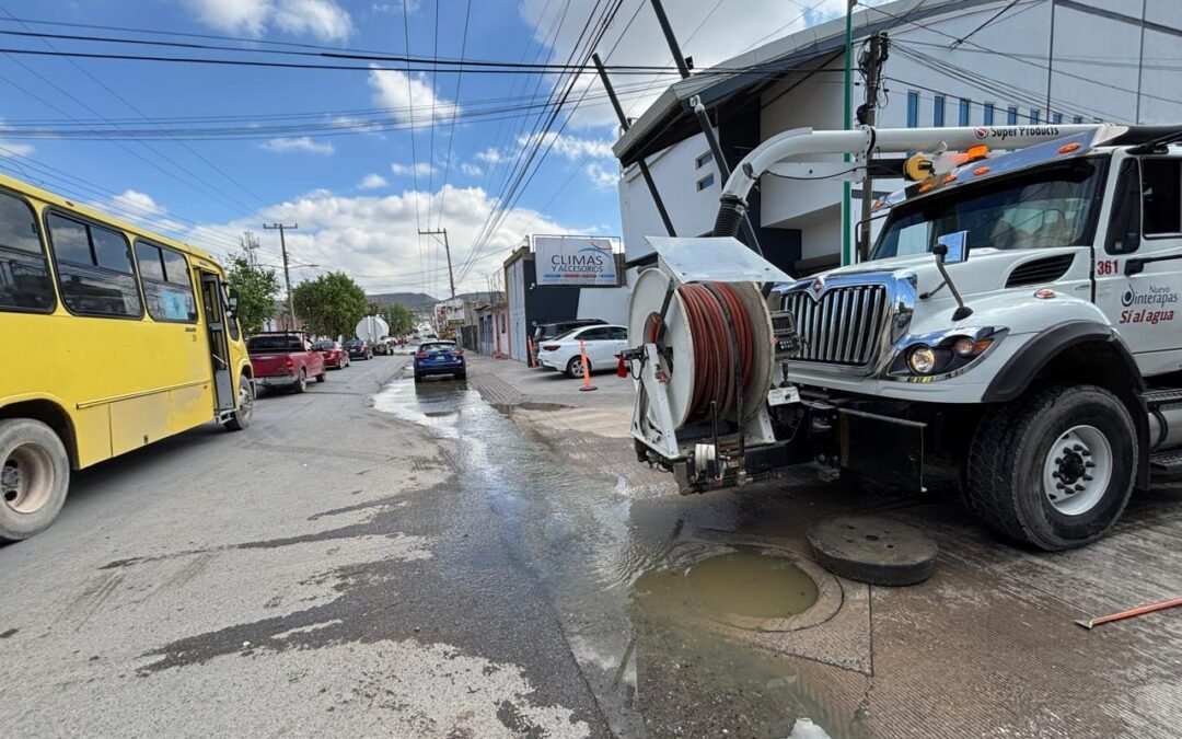 Basura ocasiona taponamiento en la colonia Tepeyac; Interapas libera red sanitaria