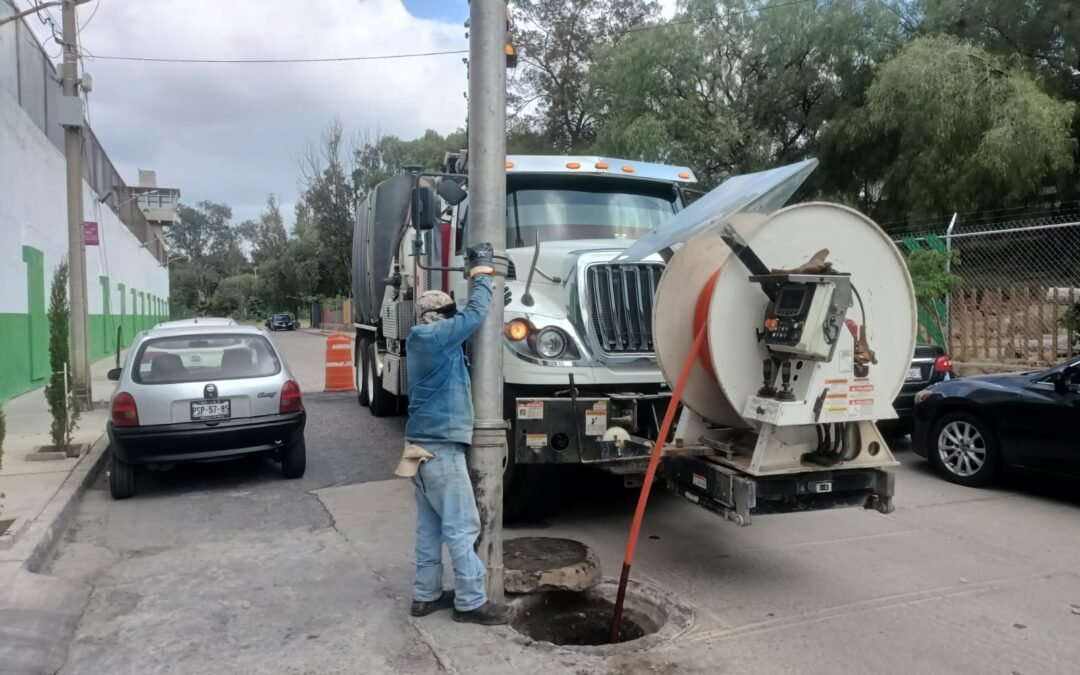 Interapas realiza jornada de limpieza por lluvias en la Zona Metropolitana