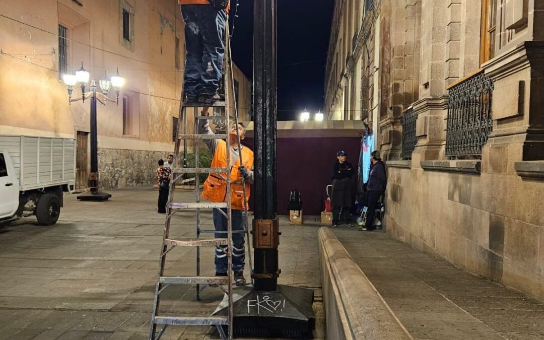 Gobierno de la Capital inicia la ornamentación navideña en la Plaza del Carmen