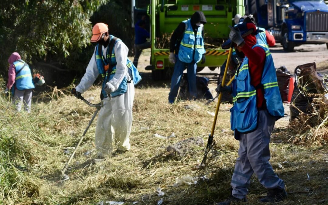 Trabajadores del Gobierno de la Capital limpian canalón de la Garita de Jalisco
